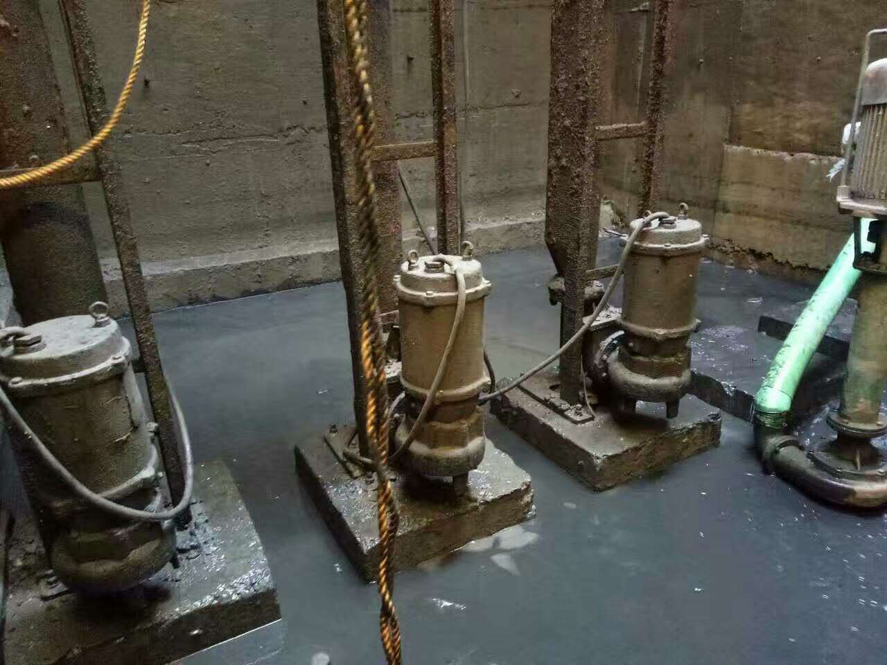 古城污水池清理